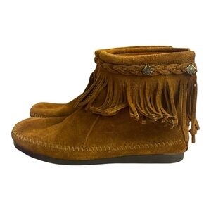 Minnetonka Hi-Top Fringe Back Zip
Moccasin Boots 8